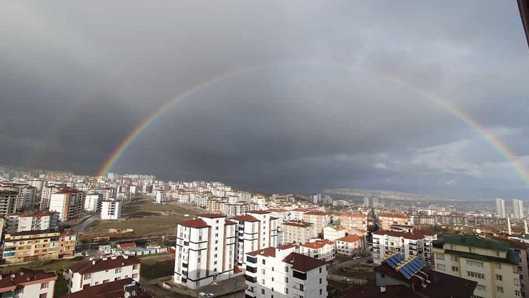 Elazığ'da yağmur sonrası çıkan gökkuşağı mest etti