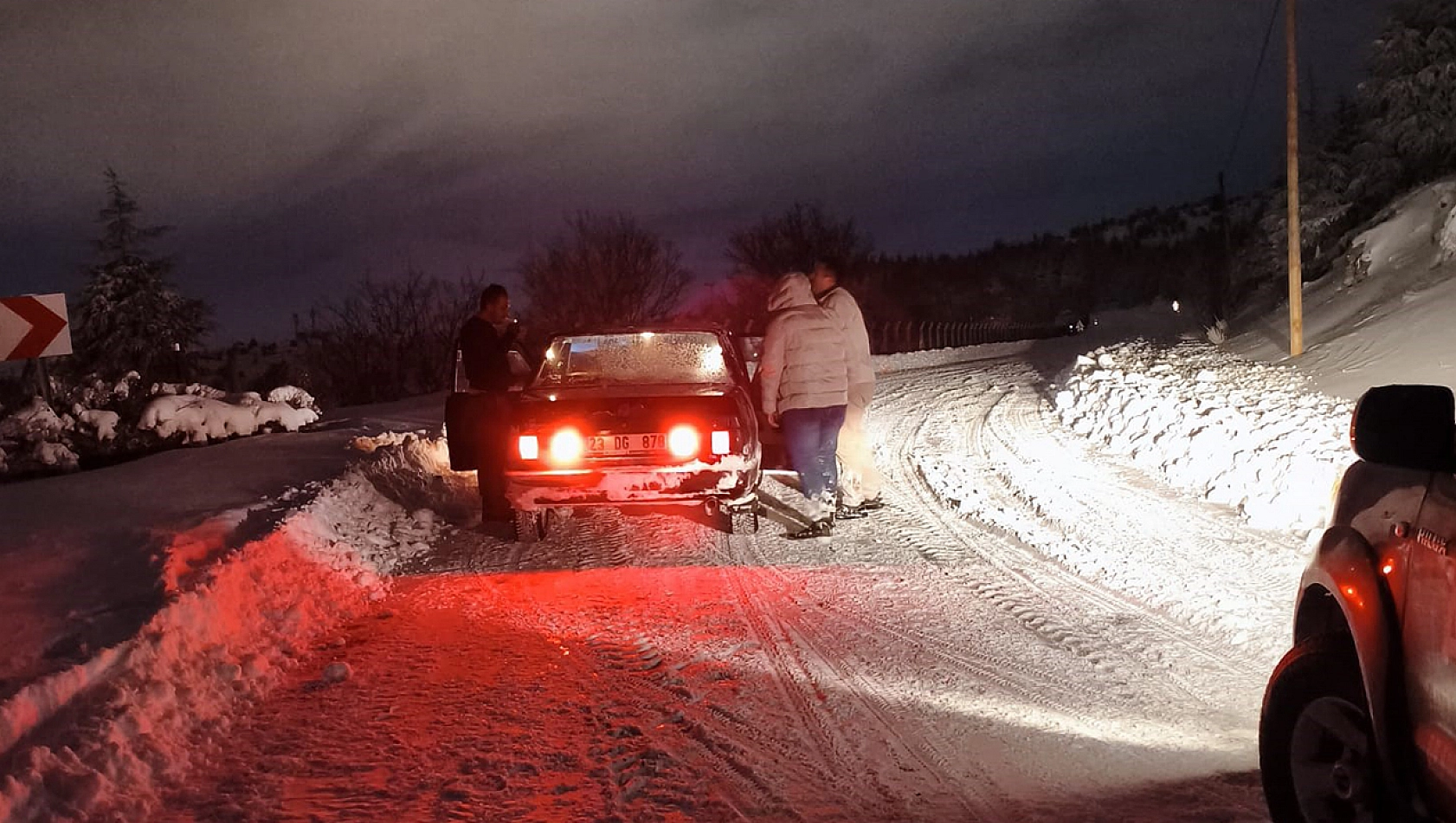 Elazığ'da yolda mahsur kalan vatandaşın yardımına Belediye ekipleri yetişti