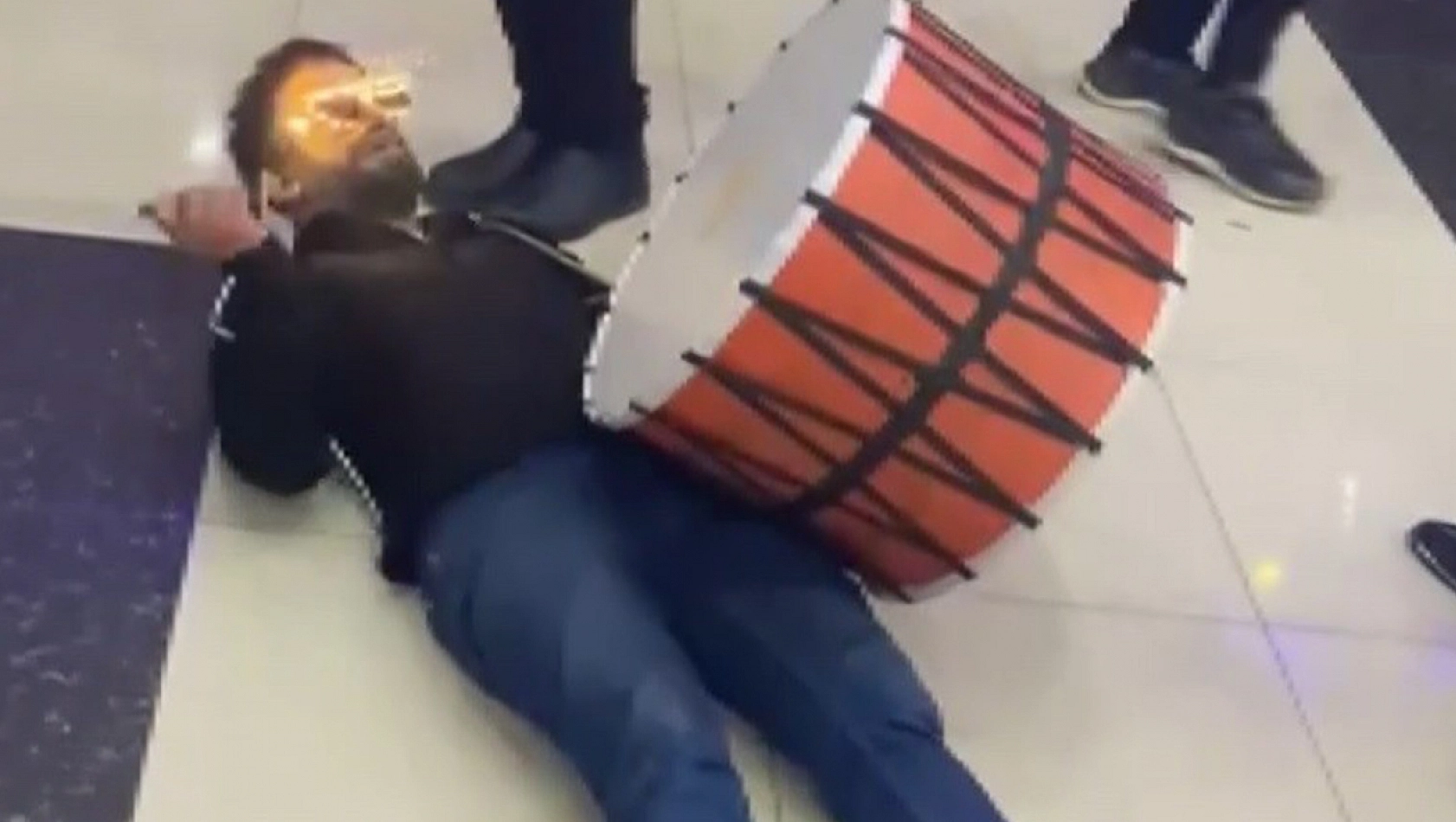 Elazığ'daki düğünde davulcudan renkli şov