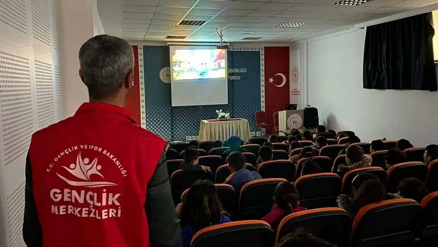 Elazığ GSB, küçük kalpleri güldürmeye çalışıyor