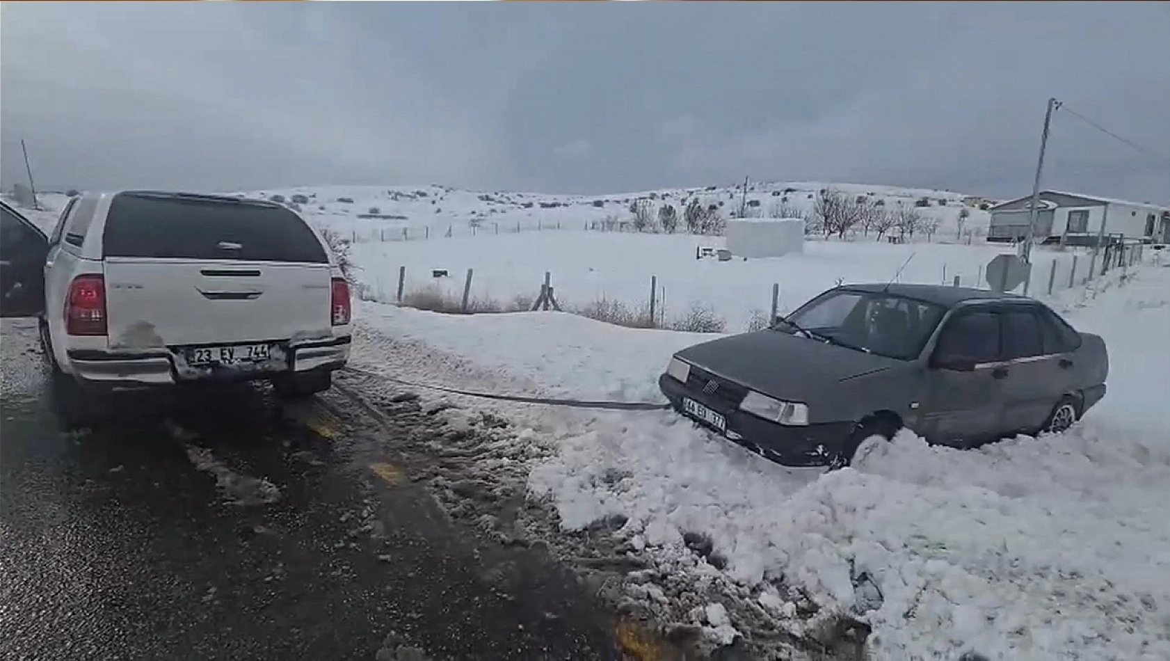 Göreve giden valilik koruma ekibi, yolda kalan vatandaşı kurtardı