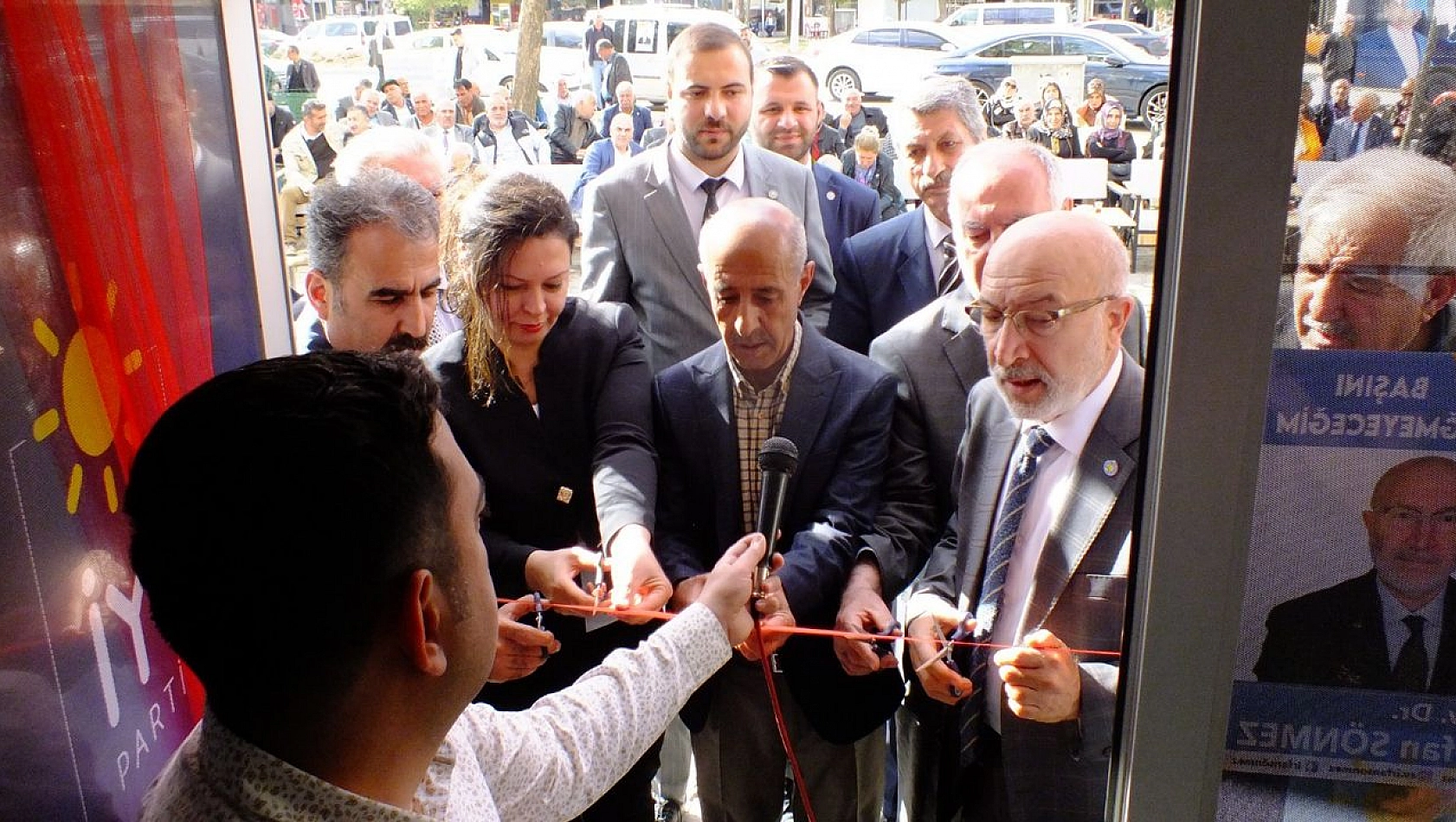 İYİ Parti SKM Açılışında Konuşan Sönmez'e Vatandaşlardan Yoğun İlgi