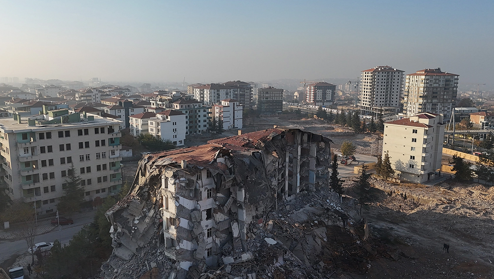 Malatya'da 5 katlı bina korna sesi ile yıkıldı