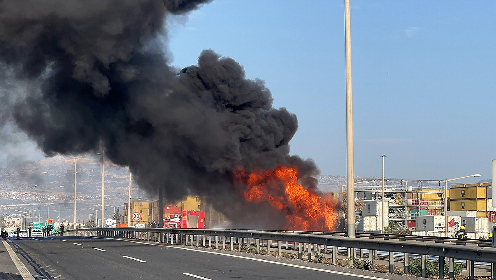 Mazot yüklü tanker alev alev yandı, gökyüzünü kara dumanlar kapladı