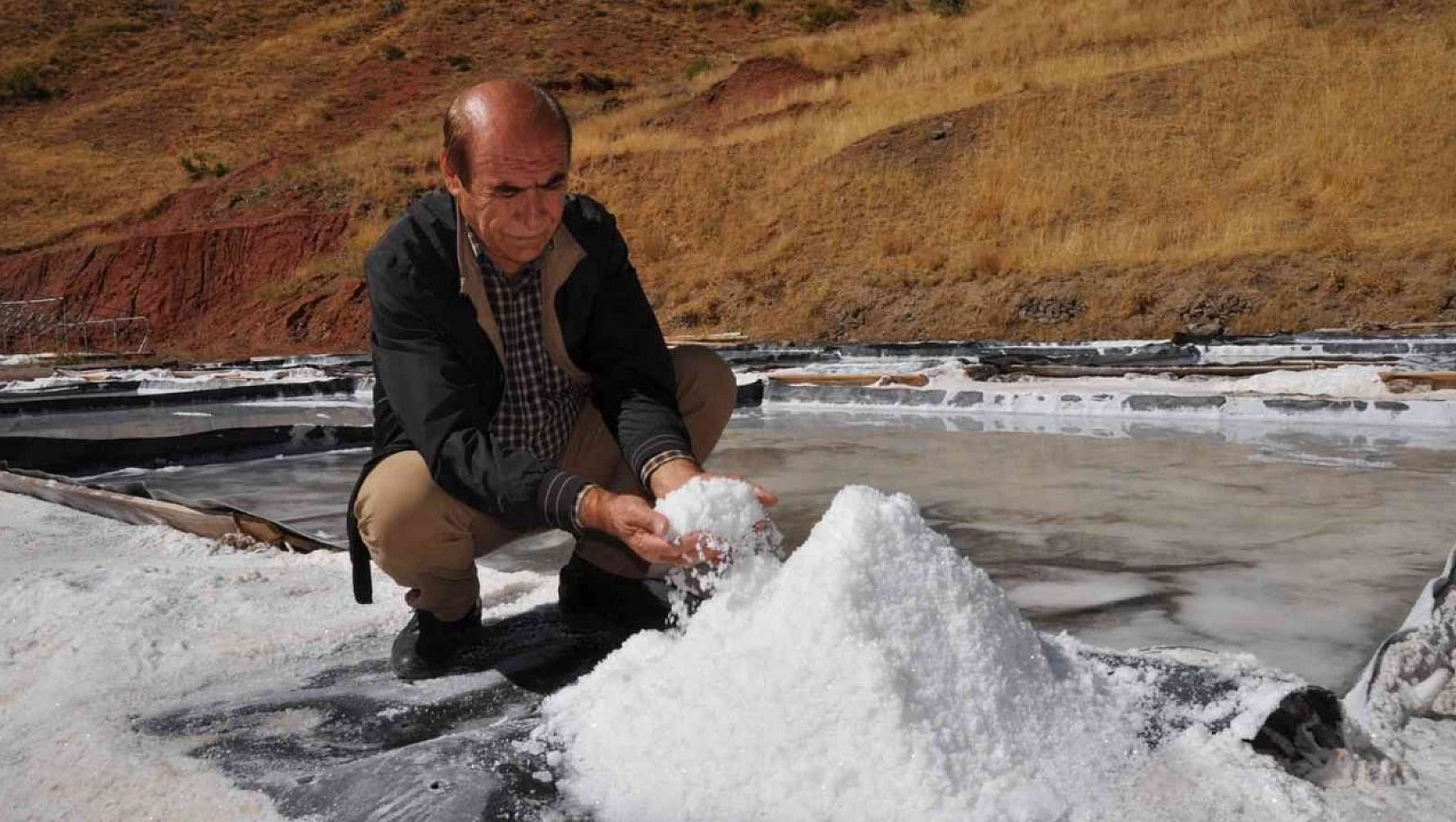 Pülümür'de geleneksel yöntemlerle çıkarılan kaya tuzu büyük rağbet görüyor