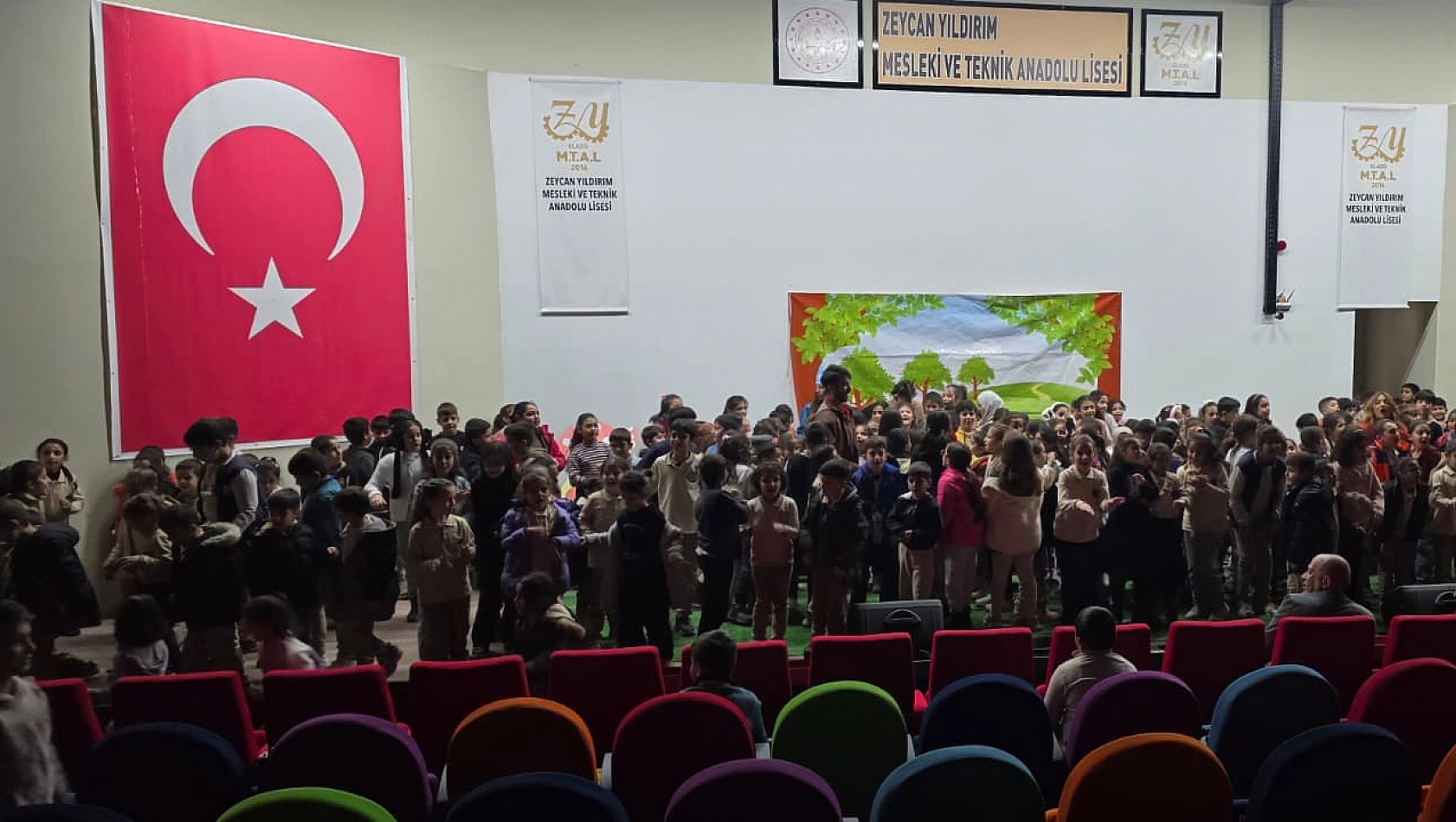 'Sahne benim, gelecek benim' projesi ilk gösterimini yaptı