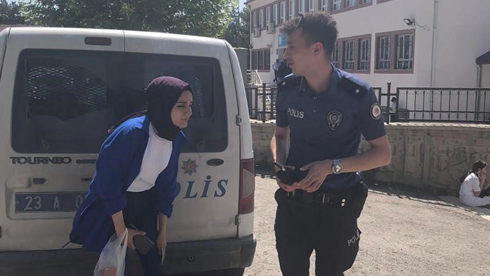 Sınava geç kalan vatandaşların yardımına polis ekipleri yetişti