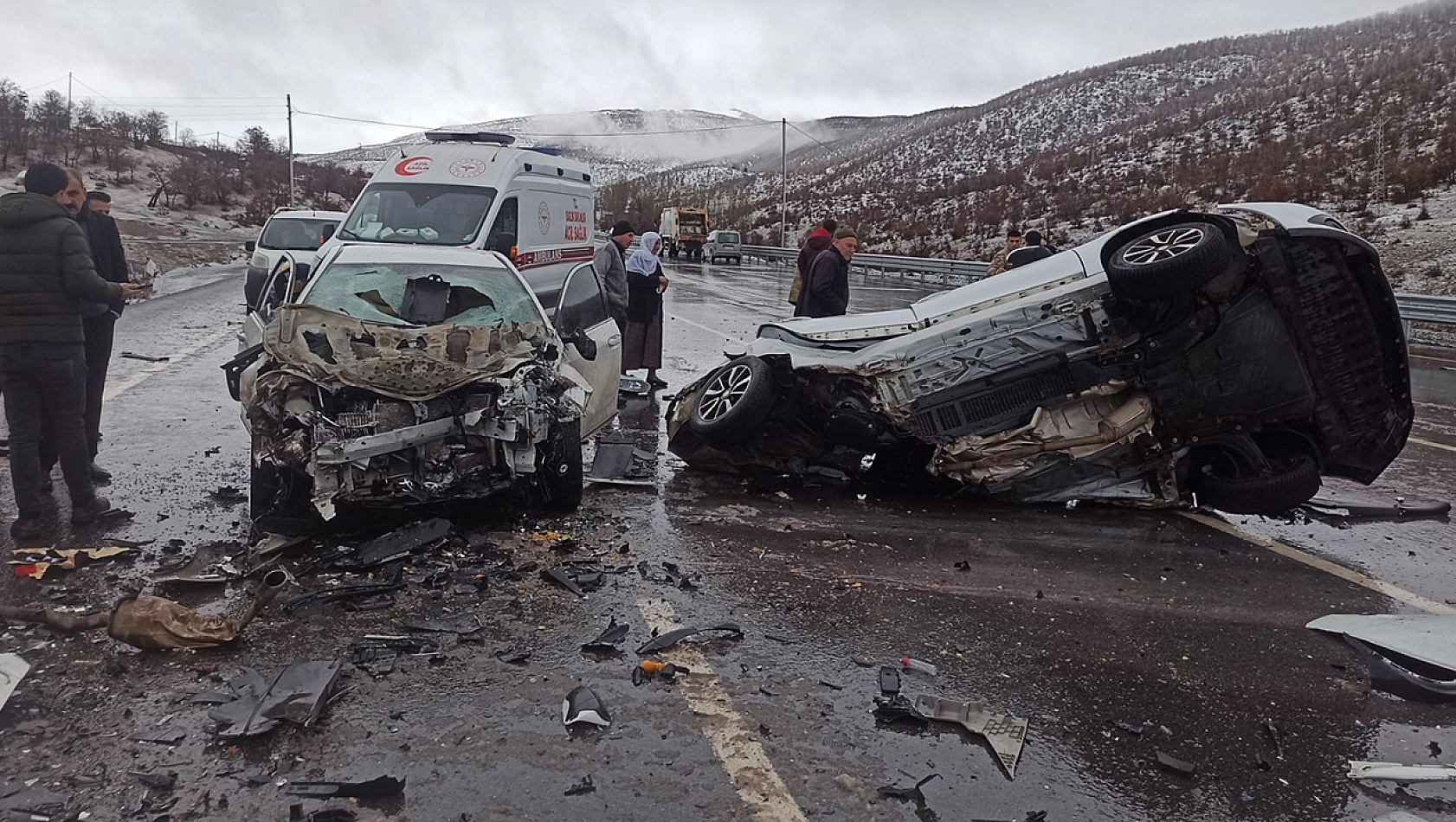 Trafik Kazası: 1 Ölü, 4 Yaralı