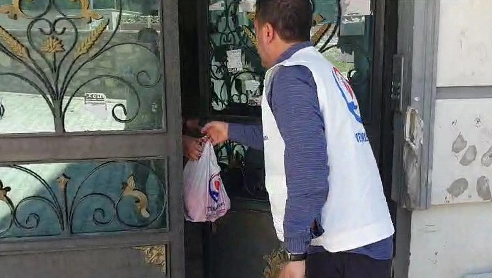 Yetimler Vakfı Elazığ'da Yüzlerce Aileye Kurban Eti Dağıttı