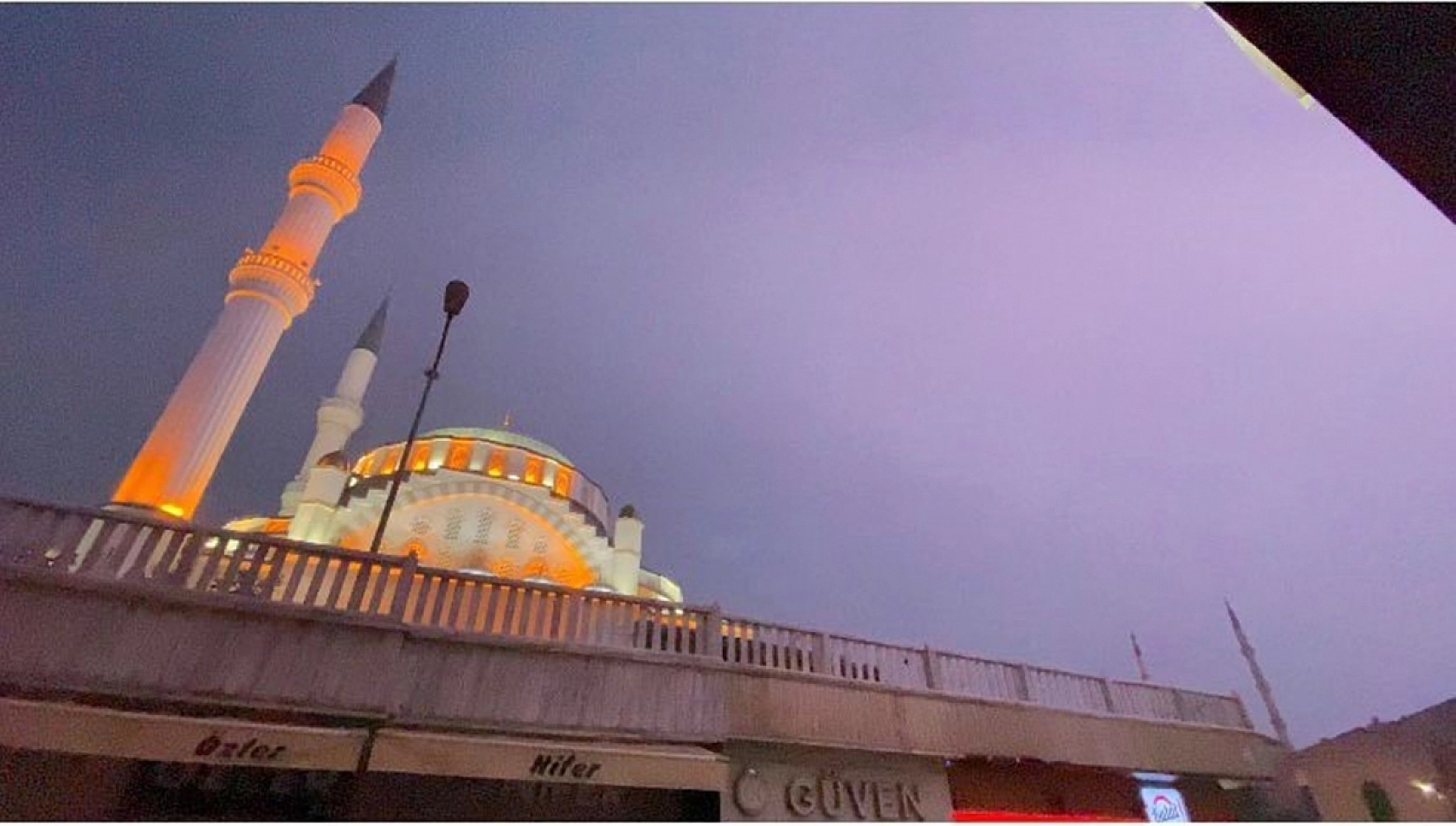 Elazığ'da Yıldırım Düşme Anı Kartpostallık Görüntüler Oluşturdu