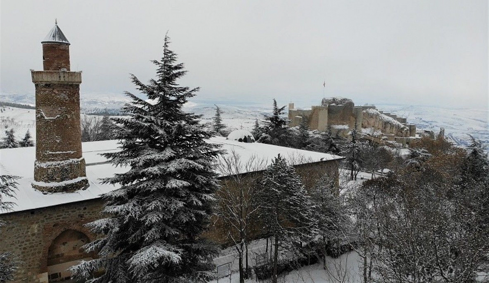 Bin 200 rakımlı Harput'ta kar güzelliği