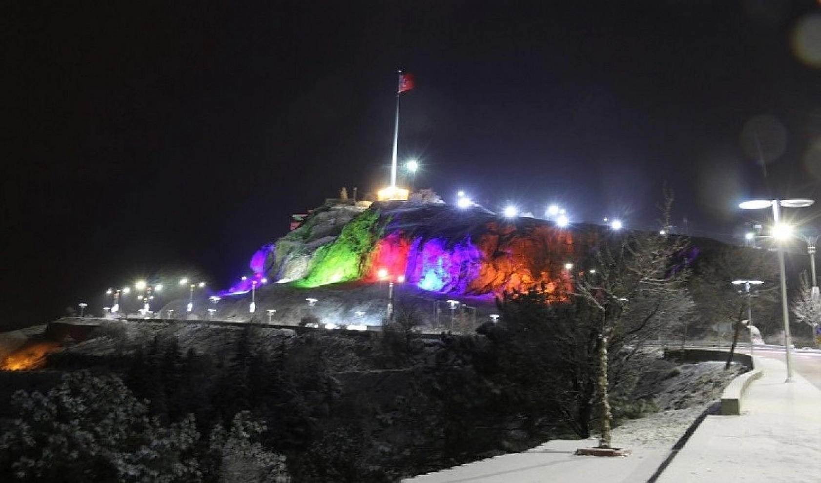 Karla kaplı Harput'ta ışıklarla görsel şölen