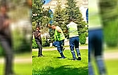 Davulun sesini duyan temizlik görevlileri, oynamaya başladı