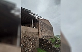 Elazığ'da ahırın çatısı uçtu!