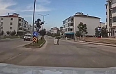 Elazığ'da bir çöp konteyneri caddede gezerken kameraya yansıdı