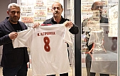 Elazığspor'un ilk kez Süper Lige çıktığı formayı, 23 yıl sonra müzeye bağışladı