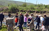 Karakoçan'da deredeki balık ölümleri için numuneler alındı