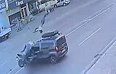 Kaza yaptı 3 takla attı hiçbir şey olmamış gibi ayağa kalktı