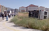 Malatya'da minibüs devrildi!