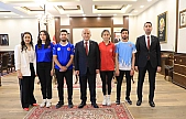 Vali Hatipoğlu, gençlerle bir araya geldi