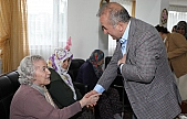 Vali Hatipoğlu'ndan anneler günü ziyareti: Huzurevinde duygu dolu anlar