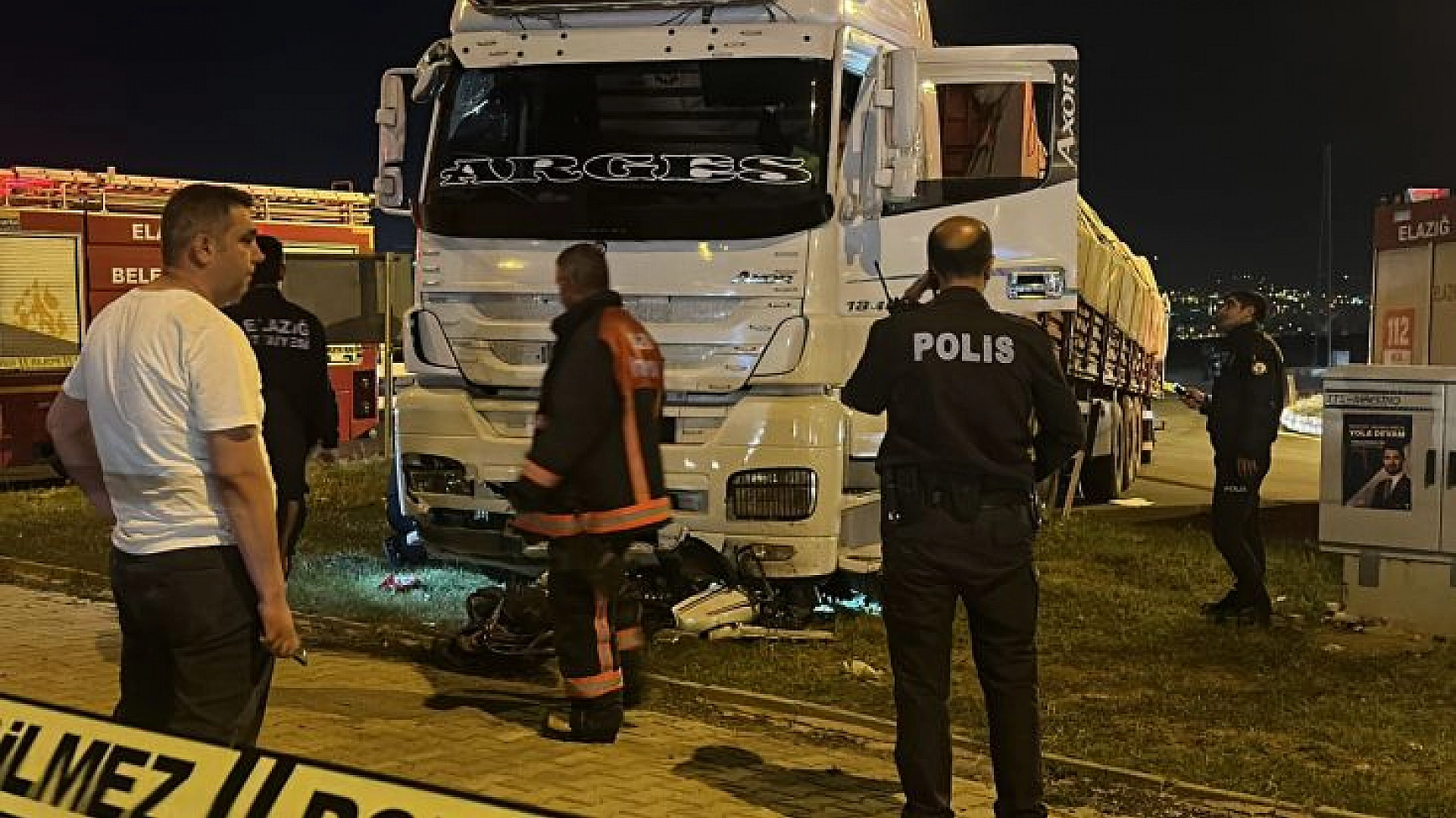 Tırın altında kalan motosiklet sürücüsü hayatını kaybetti