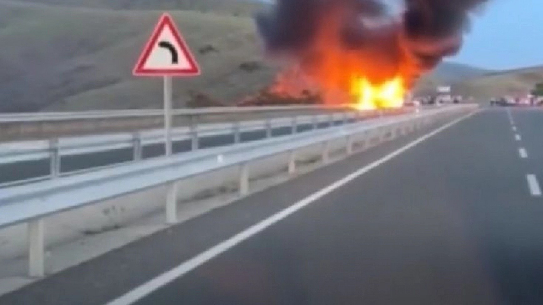 Yolcu otobüsü ile pikap alev alev yandı