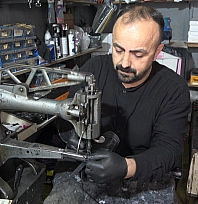 15 yıldır ayakkabı tamir ederek ailesini geçindiriyor
