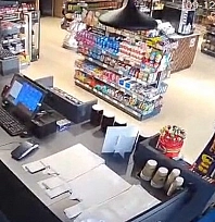 4.2'lik deprem anı güvenlik kamerasına yansıdı