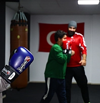 47 yaşında Boksa başladı, çocuklarıyla aynı ringde ter döktü