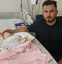 5 aylık bebeğin parmağı serum çıkarılırken koptu