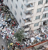 7 katlı binanın ilk 3 katı çöktü, 6 kişi enkaz altında