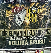 Abluka Grubu'ndan anlamlı pankart: 'Bir elmanın iki yarısıyız'
