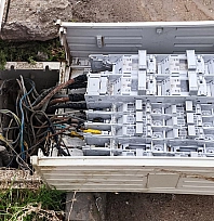 Adıyaman'da devrilen elektrik trafosu ölüm saçıyor