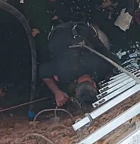 Adıyaman'da su kuyusuna düşen keçi kurtarıldı