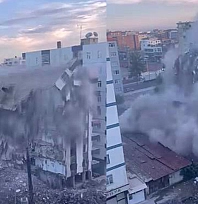 Diyarbakır'da ağır hasarlı 8 katlı bina tek dokunuşta yerle bir oldu