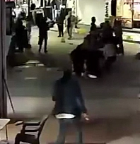 Anne ve kızı cadde ortasında darp edildi