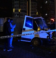 Aydınlatma direğine çarpan 18 yaşındaki minibüs sürücüsü hayatını kaybetti