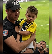 Bakan Çiftçi'den Fenerbahçe formalı çocuğu koruyan polise övgü