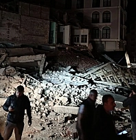 Balıkesir'de 3 bina depremde yıkıldı