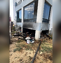 Balkon altındaki odunlar alev aldı: yangın kısa sürede büyüdü