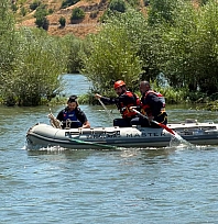 Baraj kapakları açıldı, Murat nehrinin ortasında mahsur kaldı