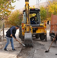 Battalgazi Belediyesi Çamurlu Mahallesi'nde asfalt yama çalışması yaptı