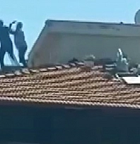 Bina çatısında yürekleri ağza getiren kavga