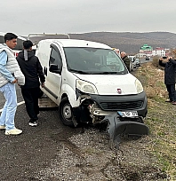 Bingöl'de hafif ticari araç elektrik direğine çarptı