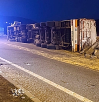 Bingöl'de saman yüklü kamyon devrildi