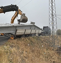 Bingöl'de virajı alamayan tır yan yattı