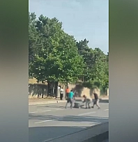 Cadde ortasında dehşet anları: Demir sopalarla darp ettiler