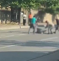 Cadde ortasında dehşet anları: Demir sopalarla darp ettiler