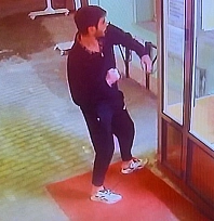 Cami kapısını yumruklayan şahsın saldırı anları güvenlik kamerasında